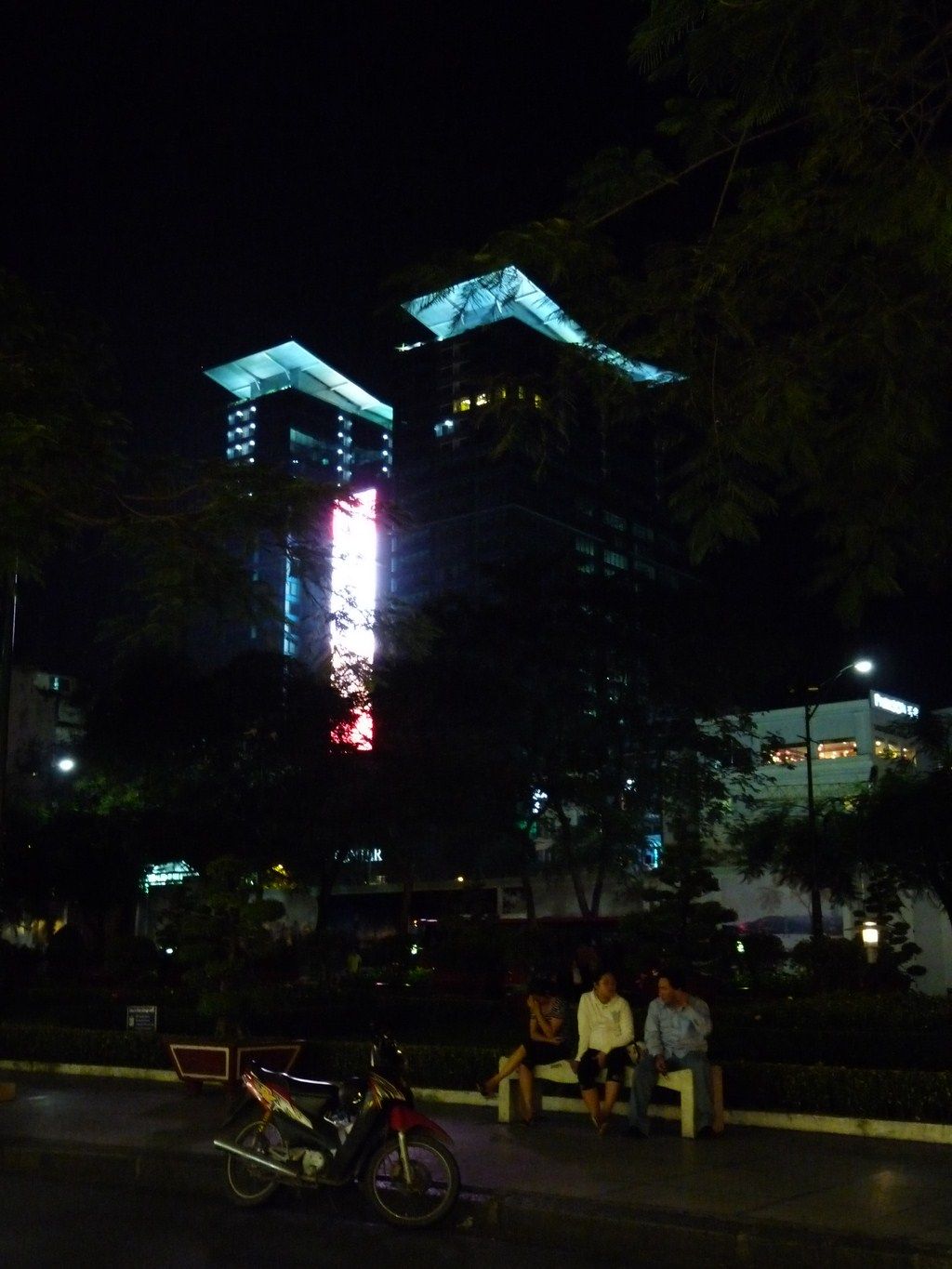 http://a7.idata.over-blog.com/2/01/48/43/Saigon-CBD/P1040263--1024x768-.JPG