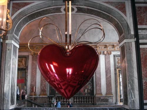http://a7.idata.over-blog.com/500x375/0/41/70/57/KOONS/Versailles-Koons-coeur-2.jpg