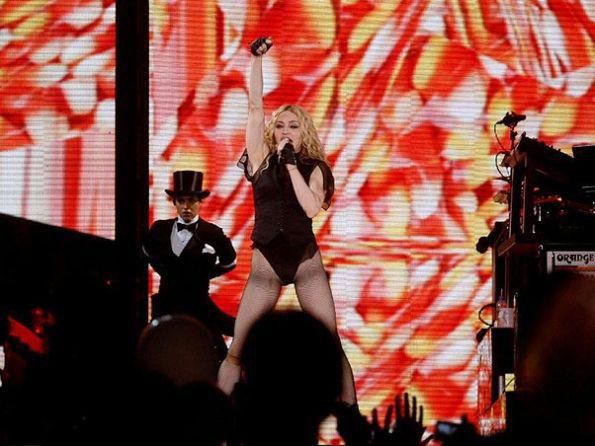 http://a7.idata.over-blog.com/595x446/1/52/29/59/Sticky_and_Sweet_Tour_4/Madonna_Sticky_and_Sweet_Tour_Dec_14_Rio_de_Janeiro_41.jpg
